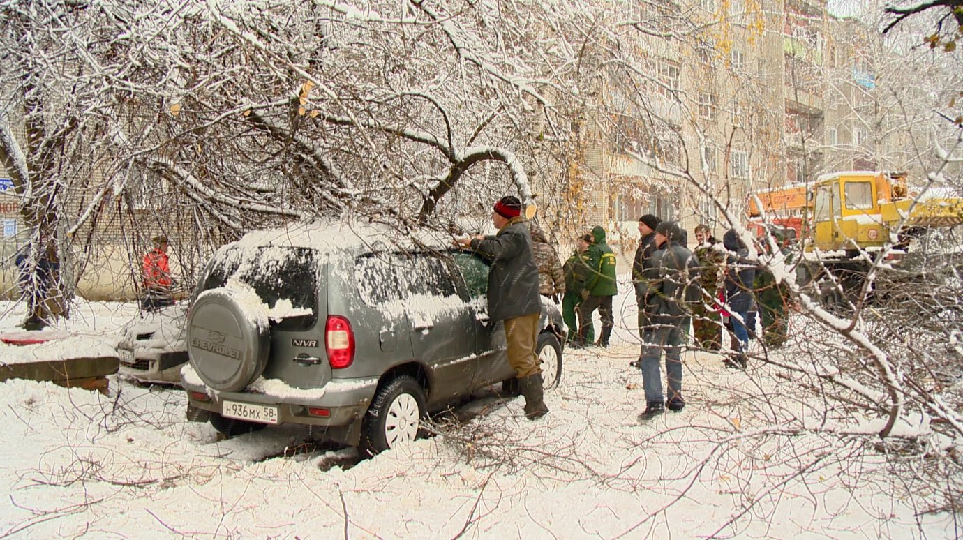 Снегопад стал причиной нескольких ЧП в Пензе