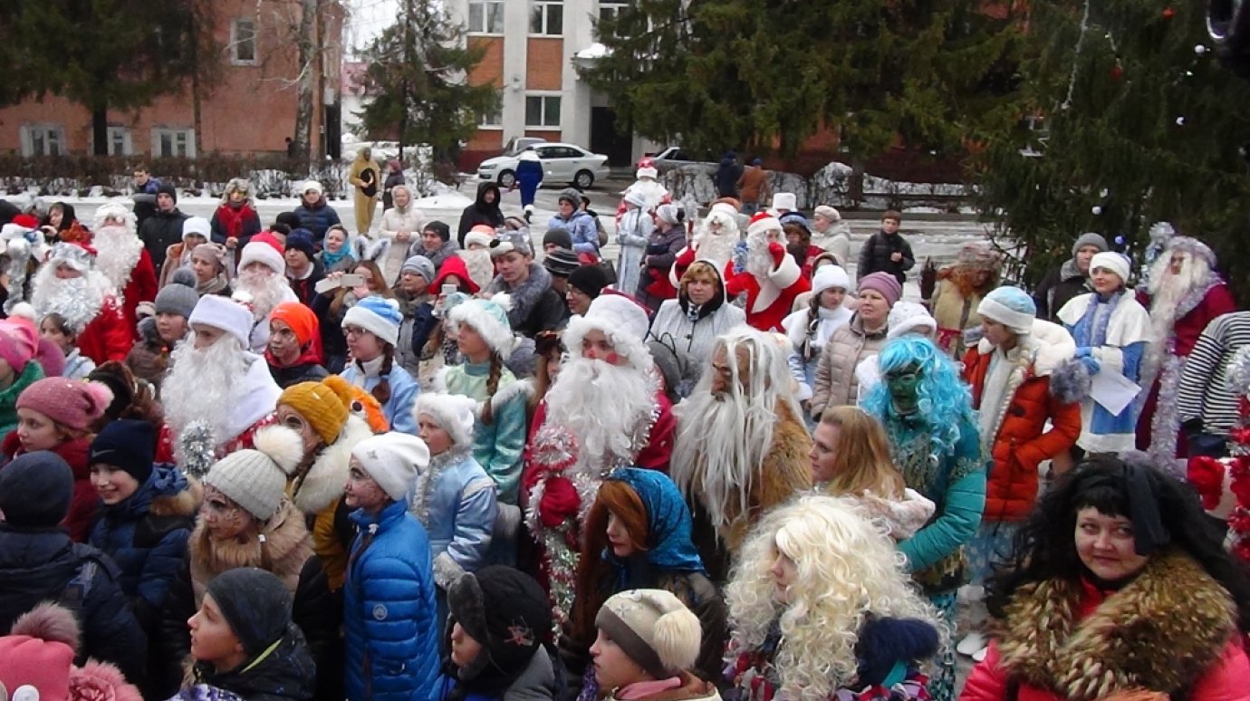 В Городище прошел парад Дедов Морозов и Снегурочек