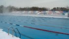 В морозы юные пловцы тренируются в открытом бассейне
