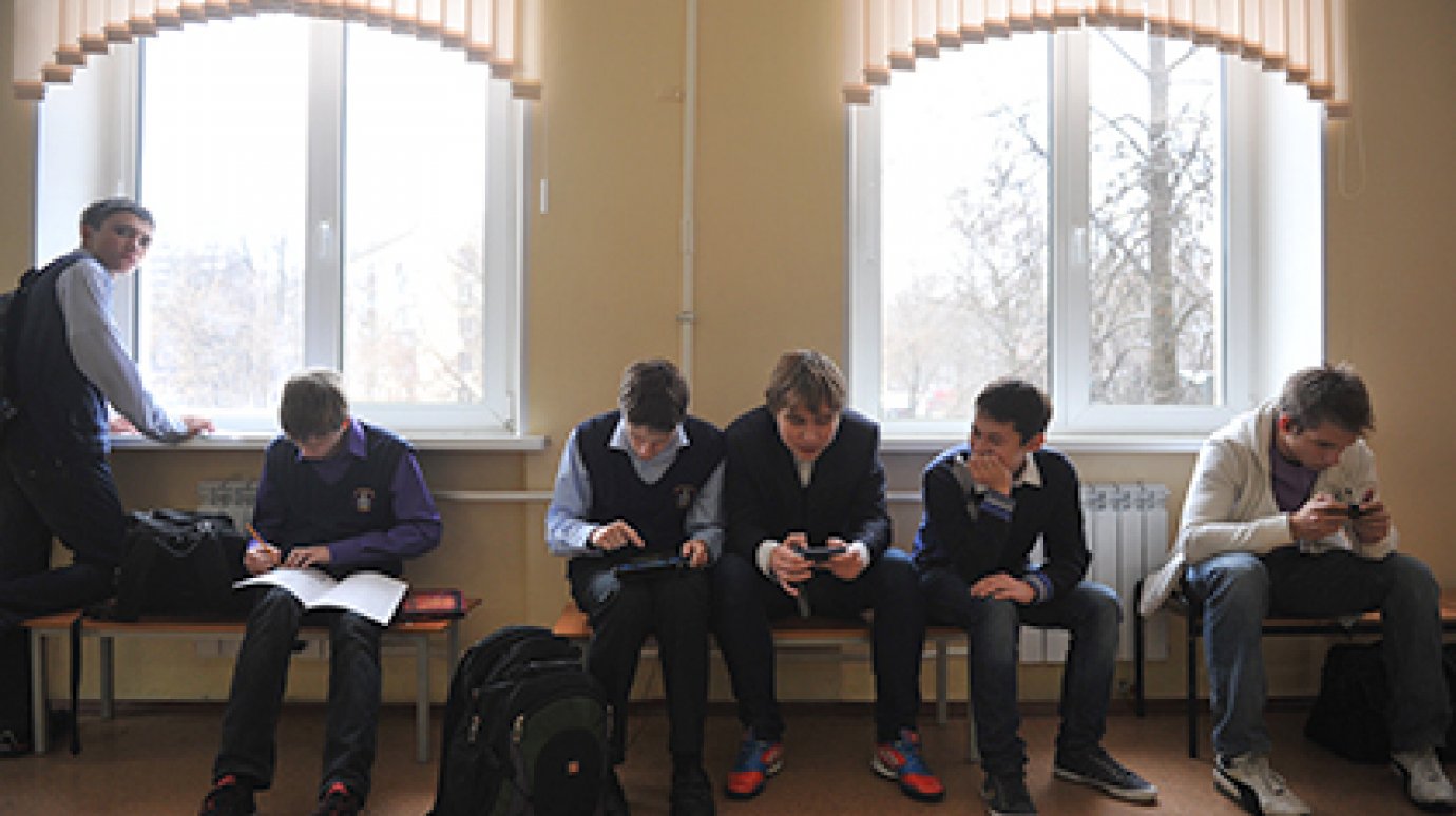 Астахов предложил ввести запрет на личные гаджеты в школах