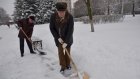 Работники администрации Пензы очистили от снега площадь Жукова