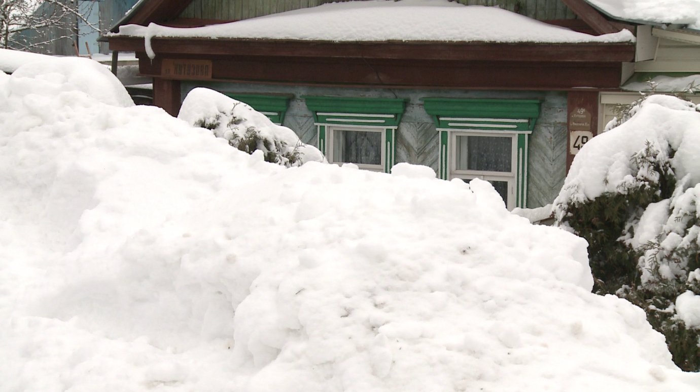 Житель улицы Кутузова завалил двор соседки снегом