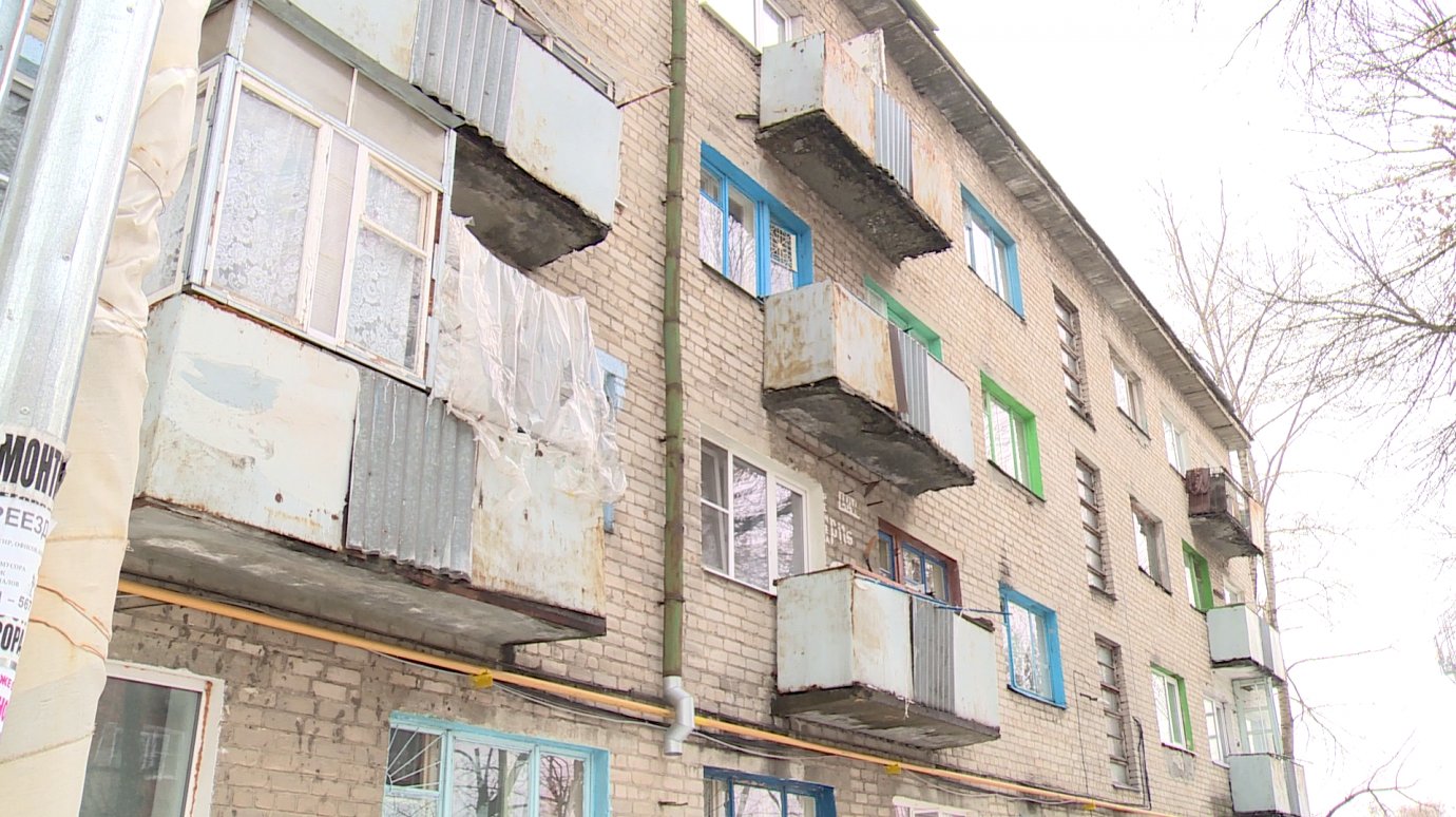 Жители улицы Ленина боятся падения балкона в доме № 43