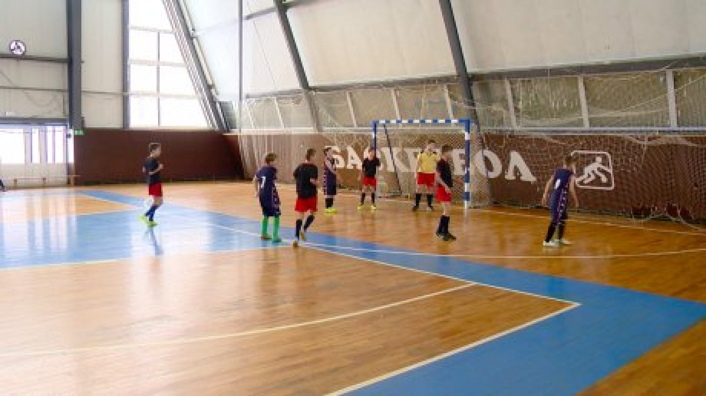 Каменские школьники выиграли окружной этап турнира по мини-футболу