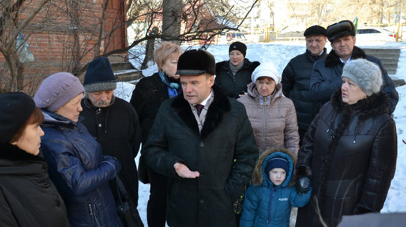 Валерий Савельев провел встречу с жителями аварийного дома