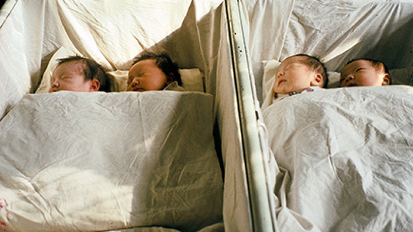 Американские близняшки стали мамами четырех пар близнецов