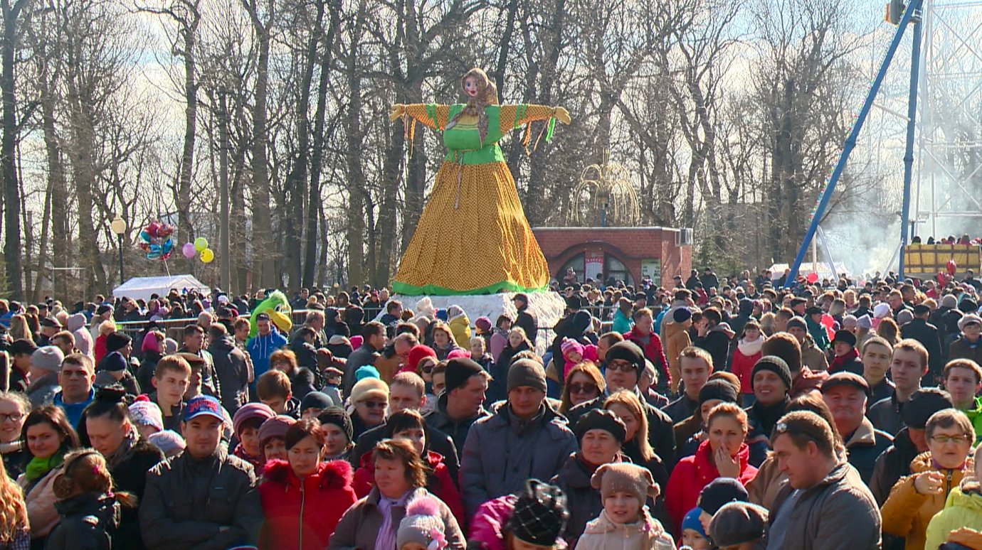 Тысячи пензенцев отпраздновали Масленицу в парке имени Белинского