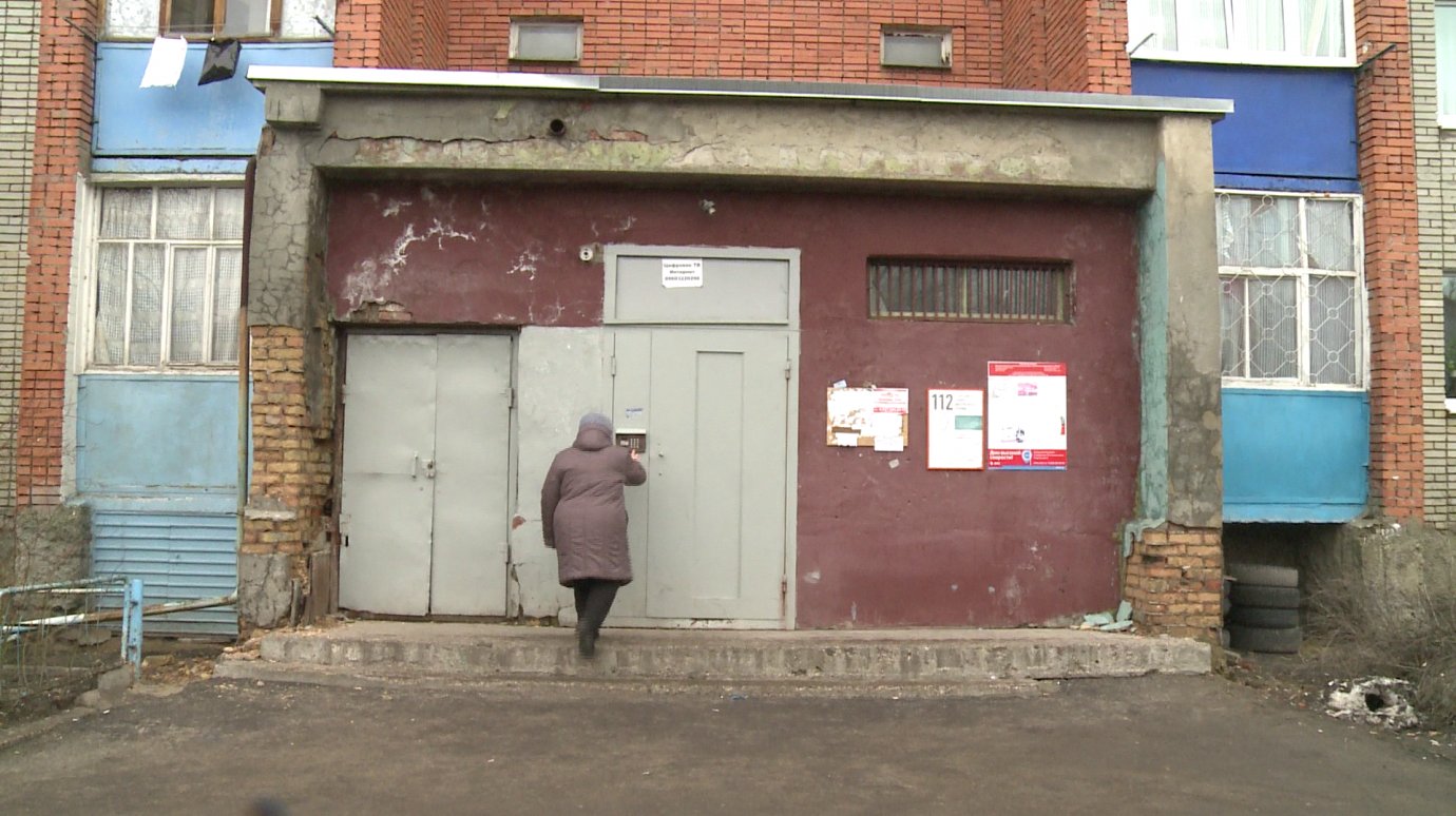 Жители дома на улице Егорова боятся заходить в собственный подъезд