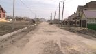 Жители улицы Земляничной засыпают ямы битым кирпичом
