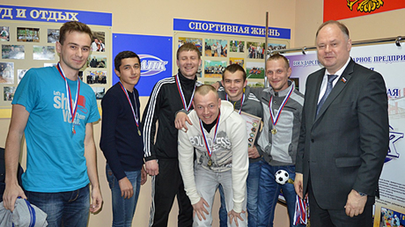 Вадим Супиков наградил победителей чемпионата по дворовому футболу