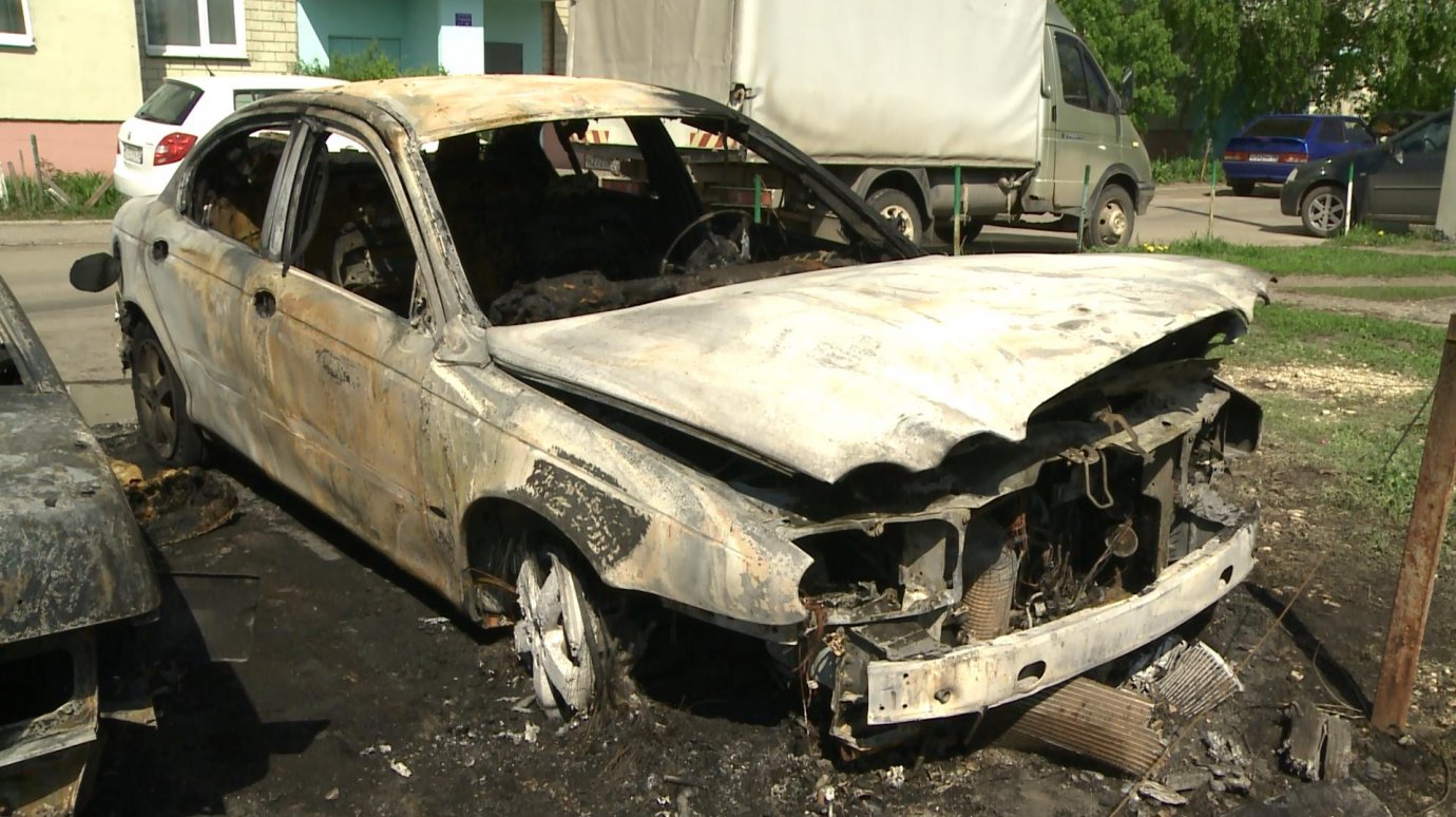 На улице Можайского ночью сгорели четыре автомобиля