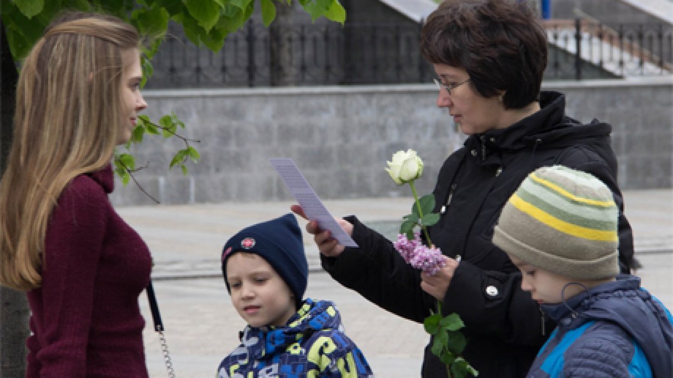 Активисты вручили пензячкам цветы в День жен-мироносиц