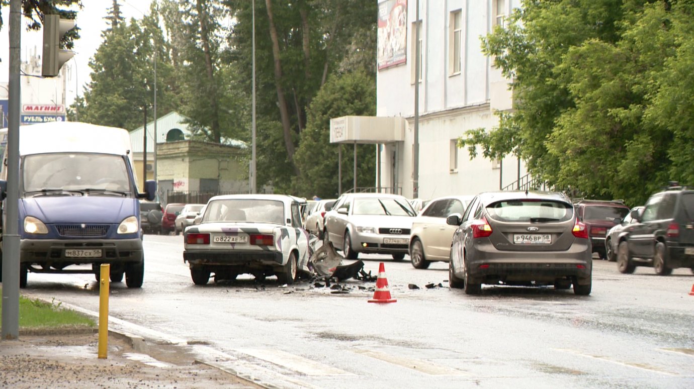 На перекрестке Ударной и Гагарина столкнулись два автомобиля