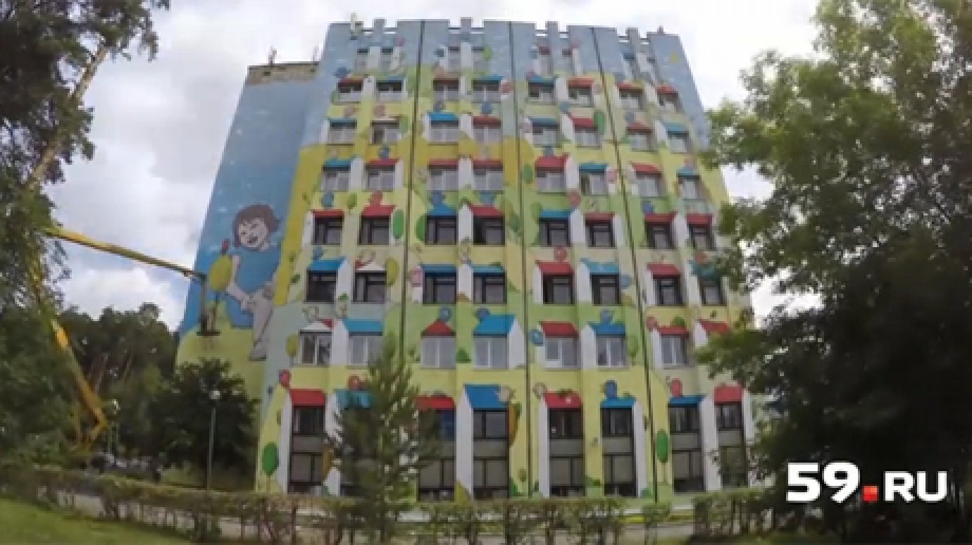 Художник из Пензы украсил здание в Перми огромными граффити