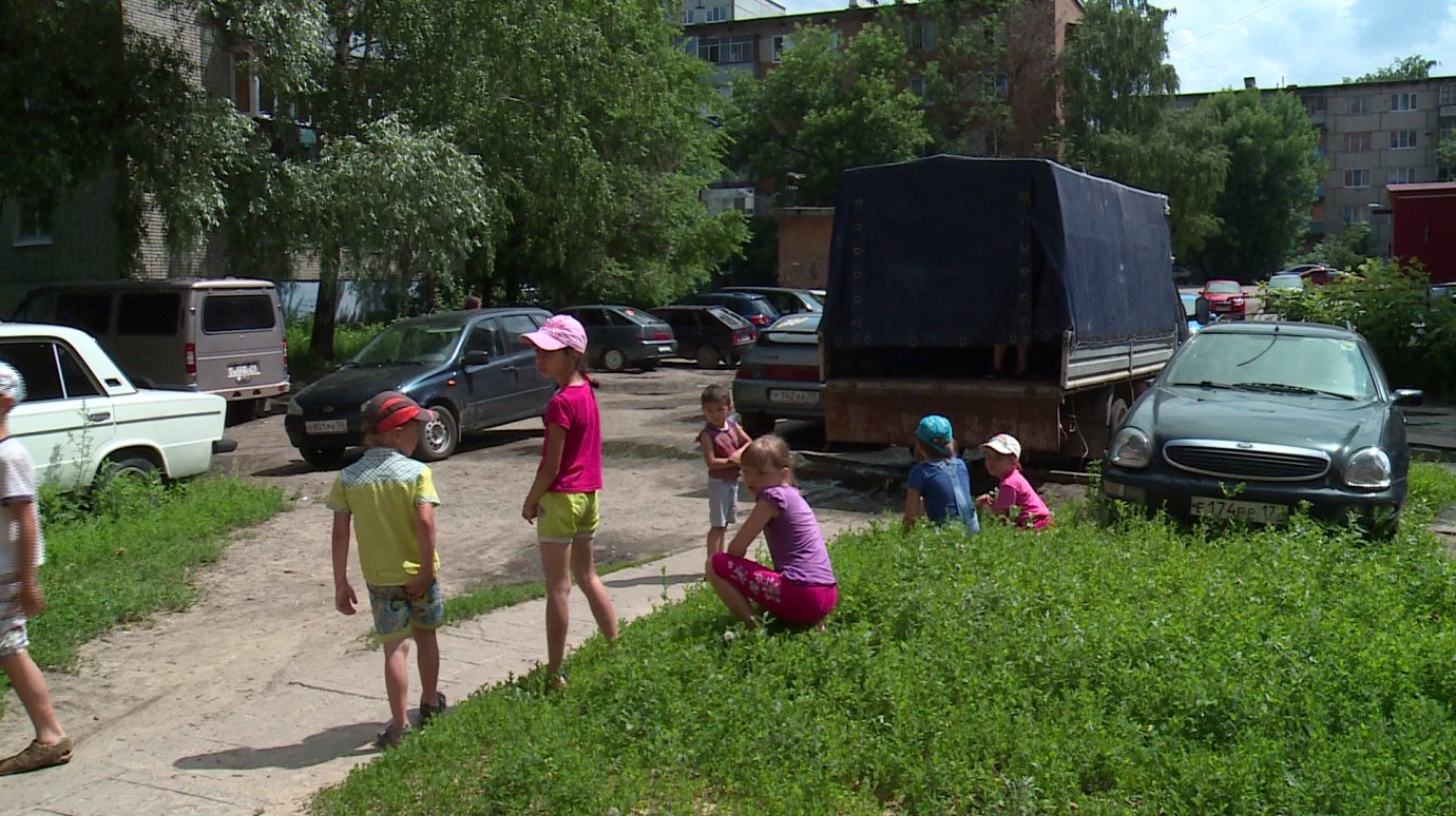 Детскую площадку на Фабричной превратили в стоянку для машин