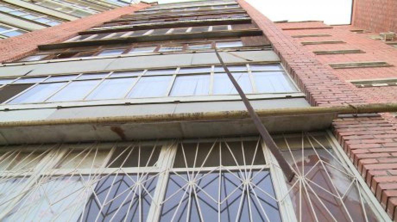 В Заречном 28-летняя женщина сорвалась с балкона многоэтажки