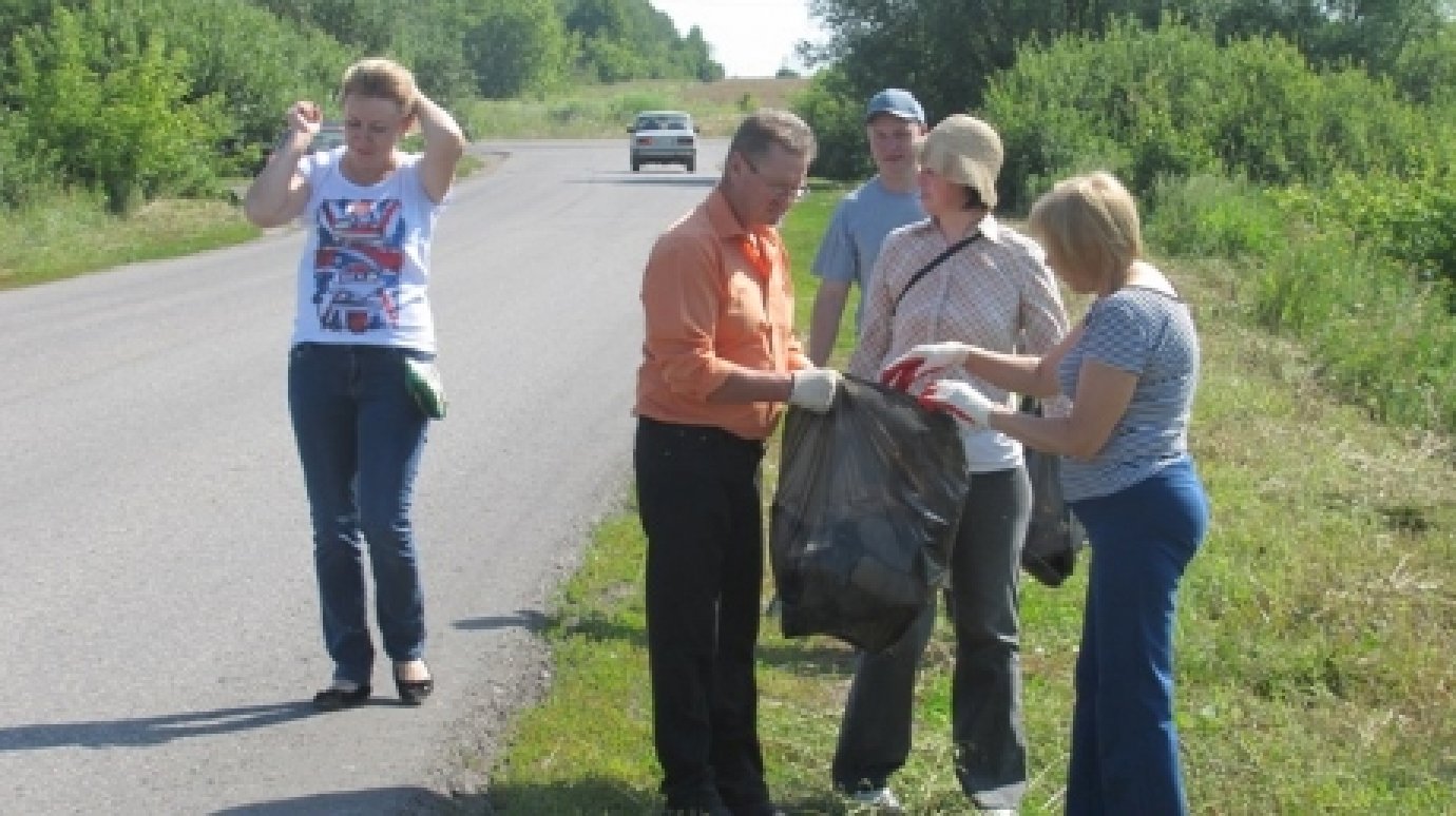 В Сердобске чиновники сами убрали мусор вдоль дороги