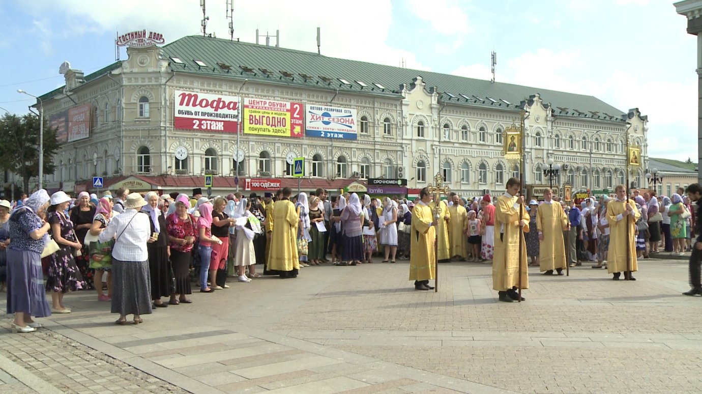 Сотни пензенцев встретили великие православные святыни с горы Афон