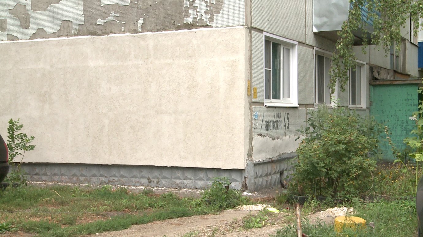 Жители дома на Ладожской сами оплатили ремонт стен