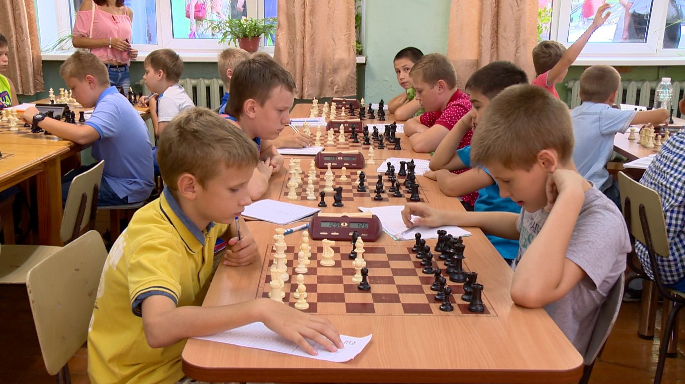 Около 130 шахматистов борются за победу на областном первенстве