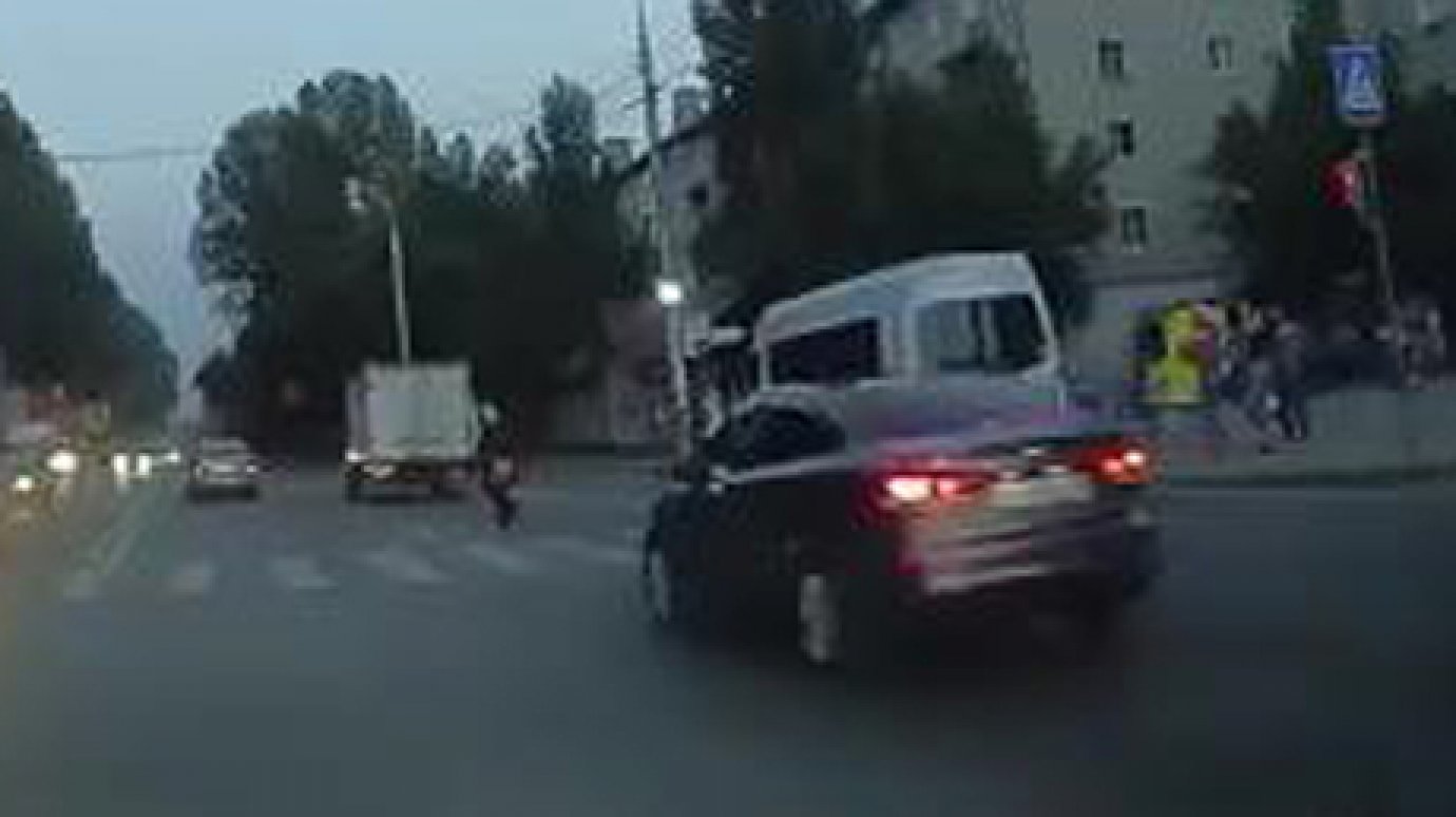 В Пензе женщина перешла дорогу на красный, остановив машины взмахами