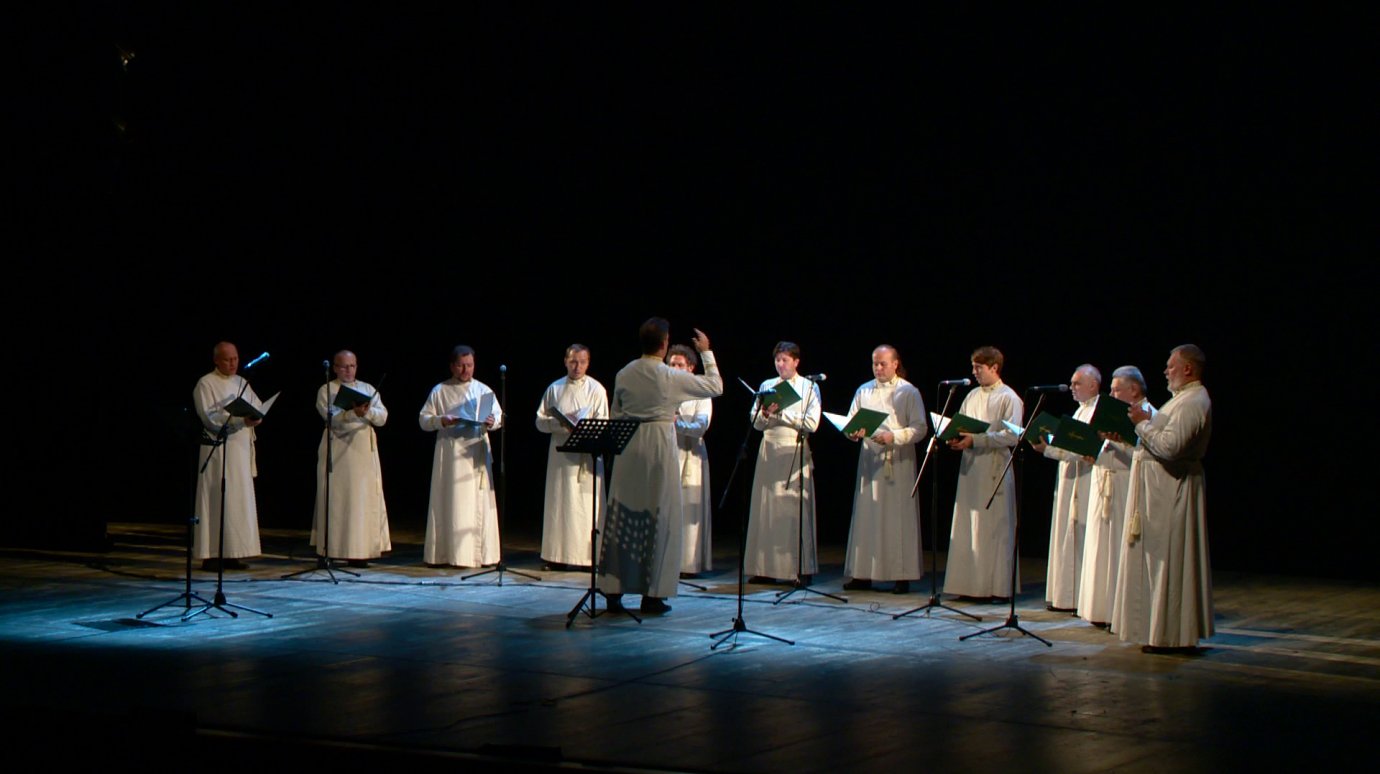 На сцене драматического театра выступил хор Данилова монастыря