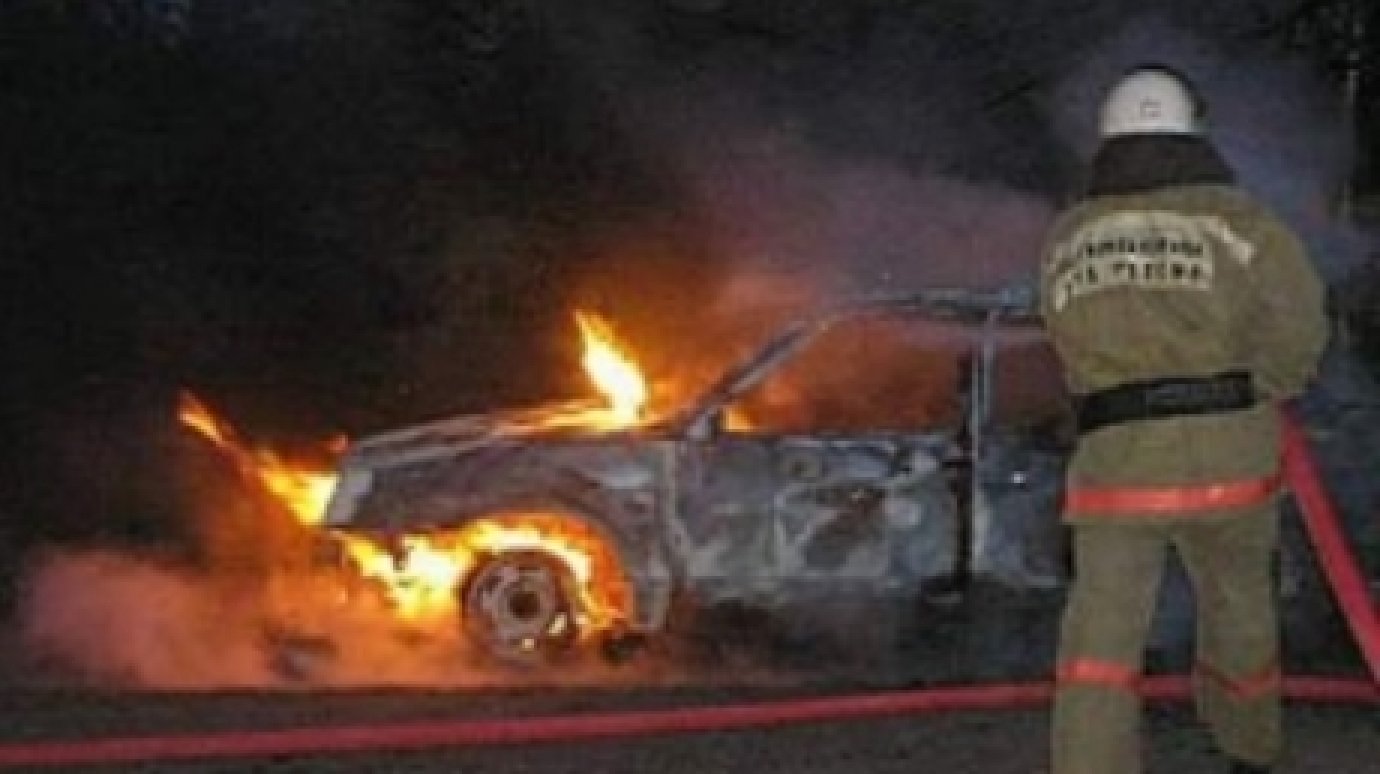 На улице Карпинского в ночь на понедельник сгорели две машины