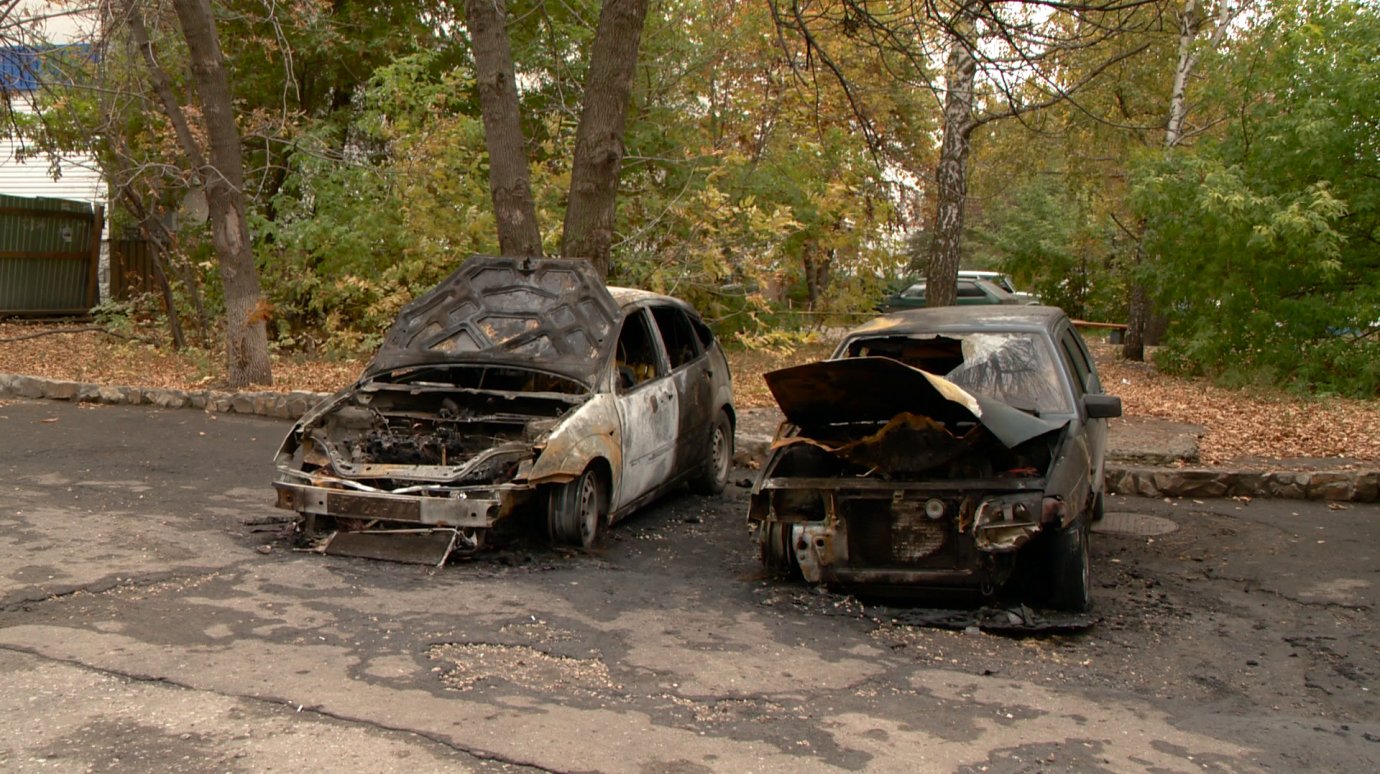 На улице Карпинского сгорели два автомобиля