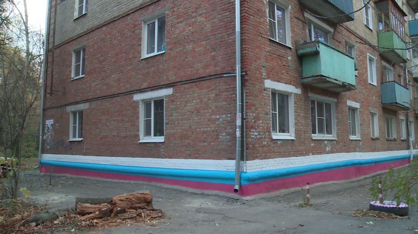 Управляющая компания украсила фасад дома на Ленинградской триколором