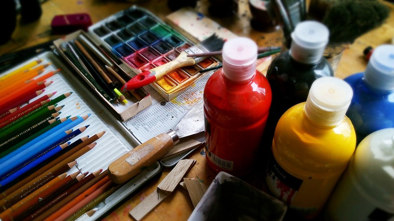 В Мокшанском районе 82-летний художник создал мастерскую в деревенском доме