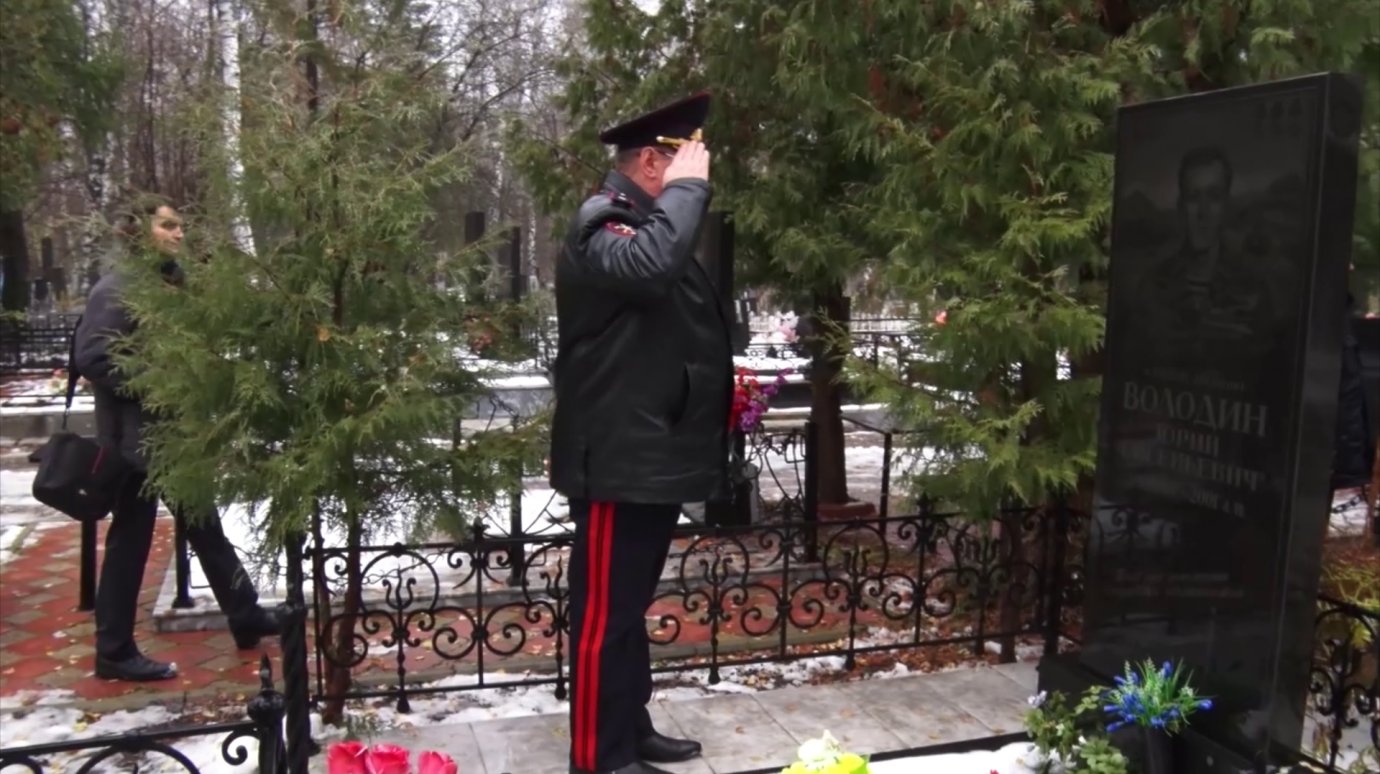 Ю. Рузляев посетил могилы погибших при исполнении сотрудников УМВД