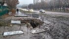 Жители Тернопольской вынуждены лезть в грязь из-за ямы на месте тротуара