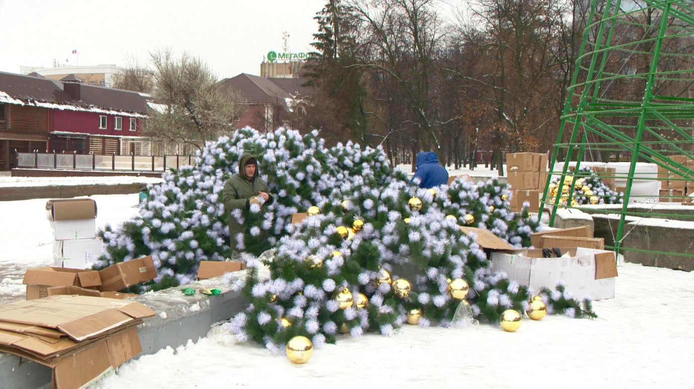 На Фонтанной площади украшают новогоднюю елку