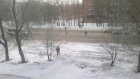 На пр. Победы пешеходную дорожку завалили убранным снегом