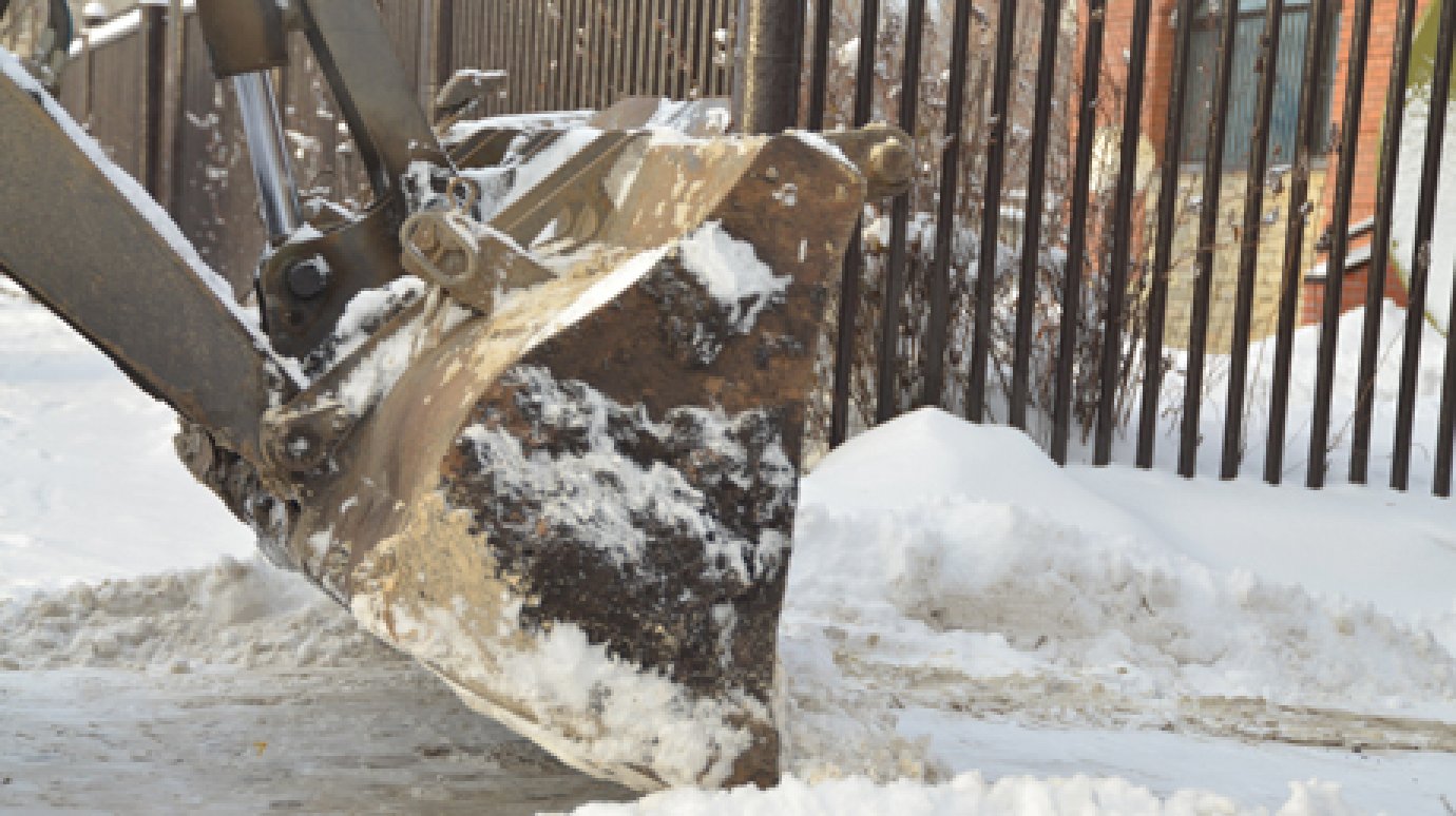 В Кузнецке предприниматели добровольно занялись уборкой снега