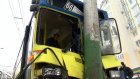 Попавший в аварию автобус эвакуировали с помощью спецтехники