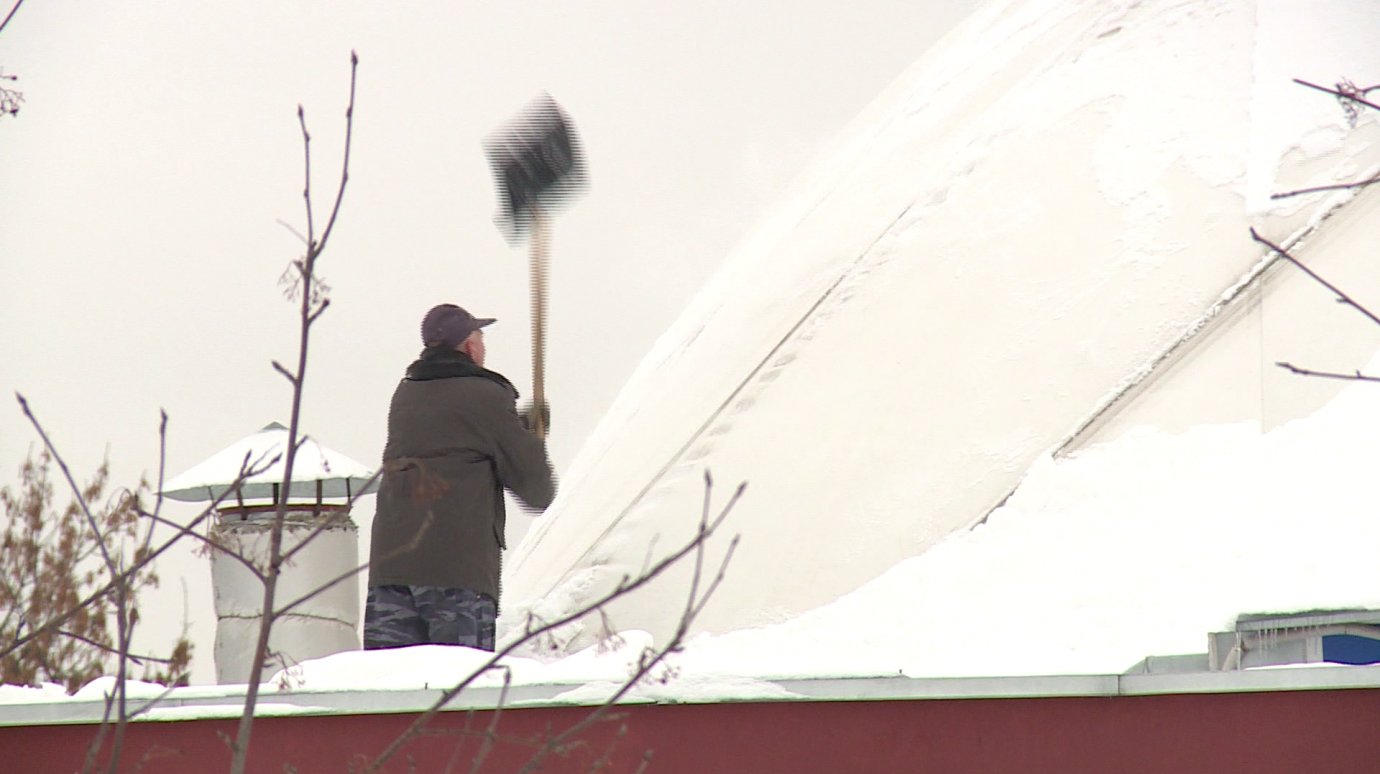 Воздухоопорную крышу ФОКа «Айсберг» очистили от снега