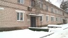 У дома в Военном Городке-2 провода провисли под тяжестью снега
