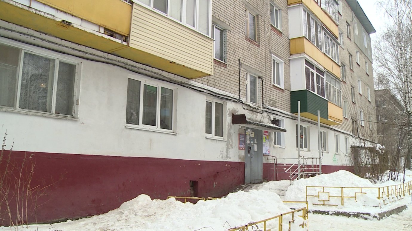 Крыльцо у дома на Ульяновской превратилось в ледяную горку