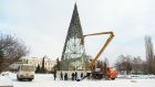 На Фонтанной площади приступили к демонтажу новогодней елки