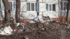 Коммунальщики свалили грязный снег на газон дома на Суворова
