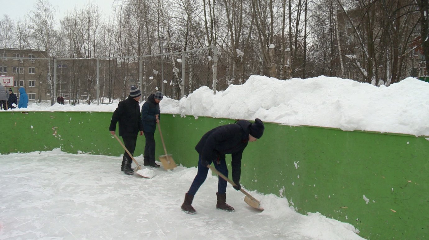 В Пензе коммунальщики будут вывозить снег со школьных дворов