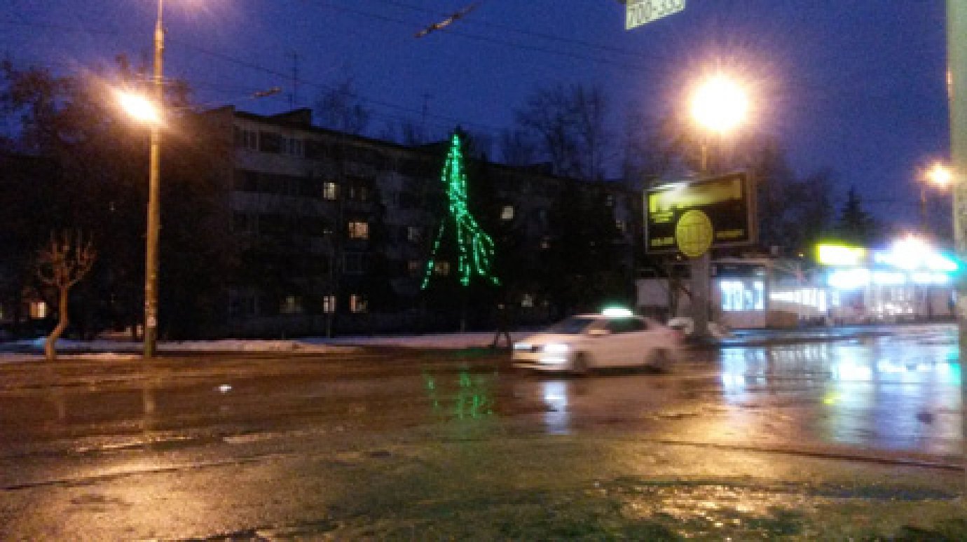 На Южной Поляне стоит украшенное новогодними гирляндами дерево