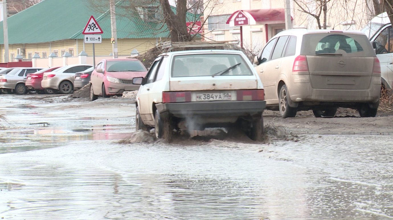 Лужа на ул. Ростовской мешает пешеходам и водителям