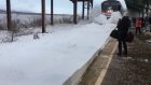 В штате Нью-Йорк прибывший поезд засыпал снегом людей на перроне