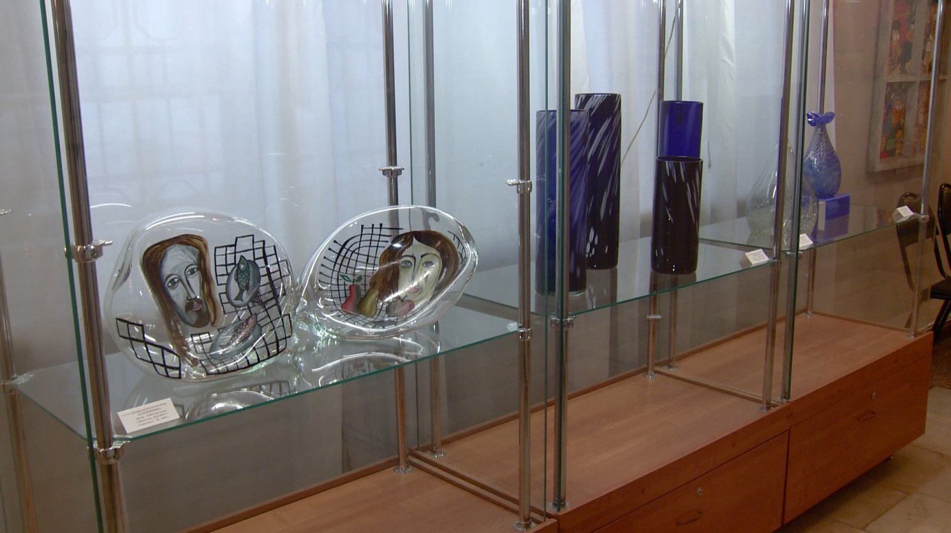 В картинной галерее выставляются экспонаты Никольского музея стекла