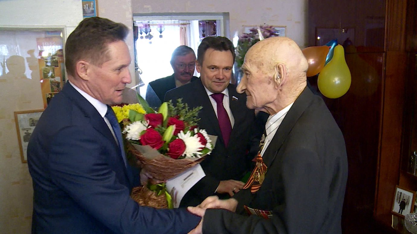 Мэр и глава Пензы поздравили фронтовика с 95-летием