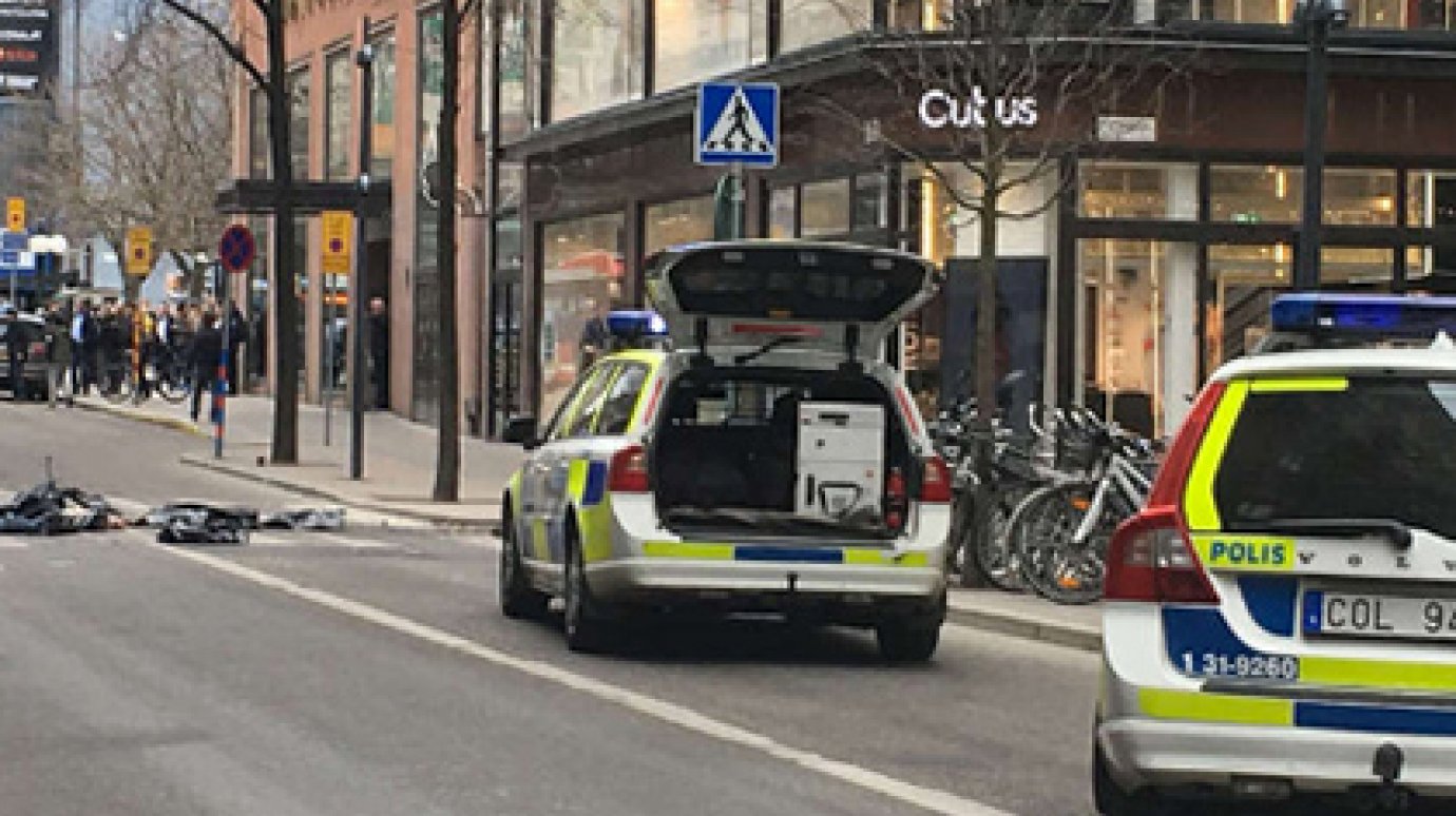 Жертвами наезда грузовика в центре Стокгольма стали три человека