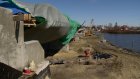 На строительстве Свердловского моста трудятся 74 человека