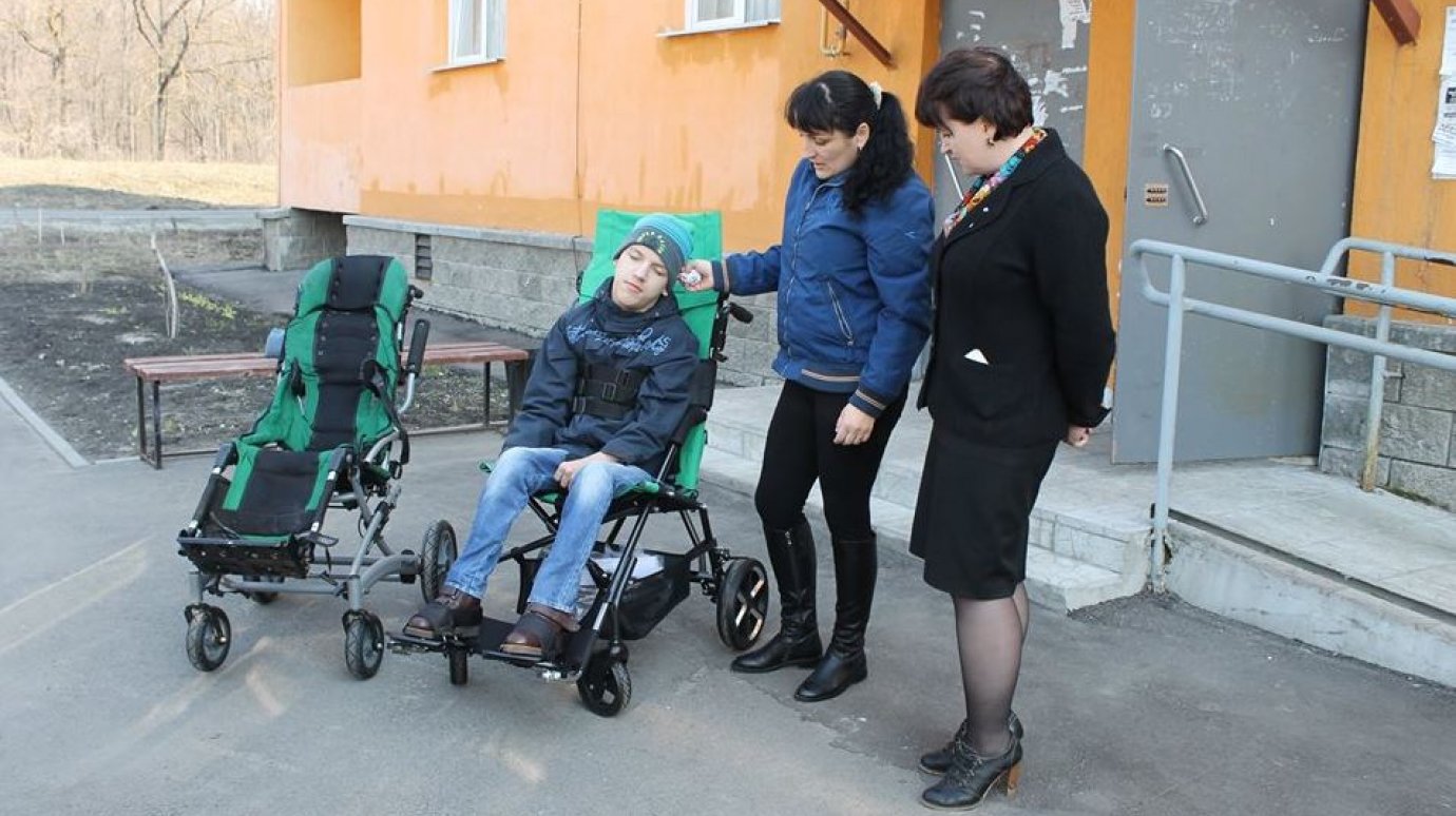 «Караван добрых дел» подарил больному ребенку новую инвалидную коляску